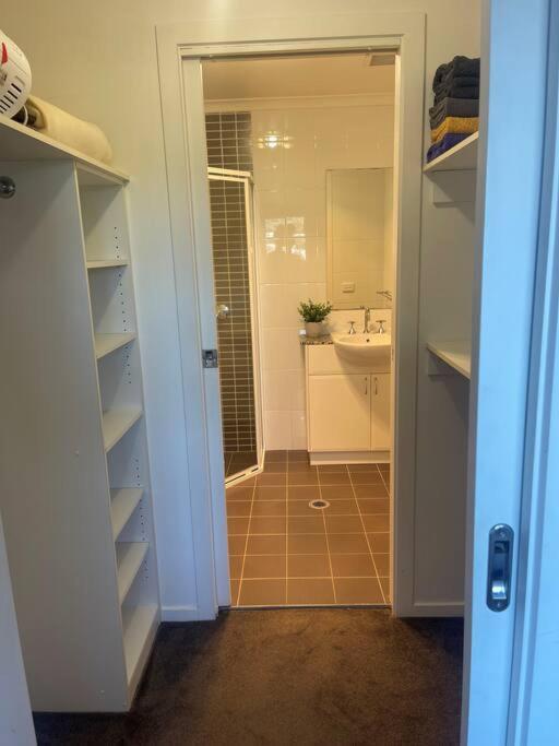 Appartement Qbn Cracker: 2Br, 2Ba, 2 Secure B/ Ment Car Parks à Queanbeyan Extérieur photo